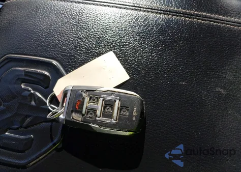 2019 Ram 1500 Laramie 4X2 6'4 Box z USA, uszkodzony, nr VIN 1C6RREDT6KN617365